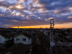 鋭角に刺さる夕焼け