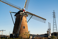 オフシーズンのオランダ風車は退屈そう