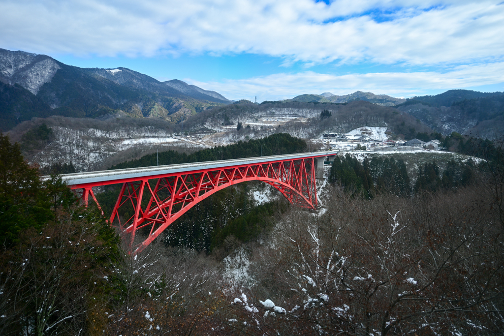 木次線から眺める冬のおろちループ橋