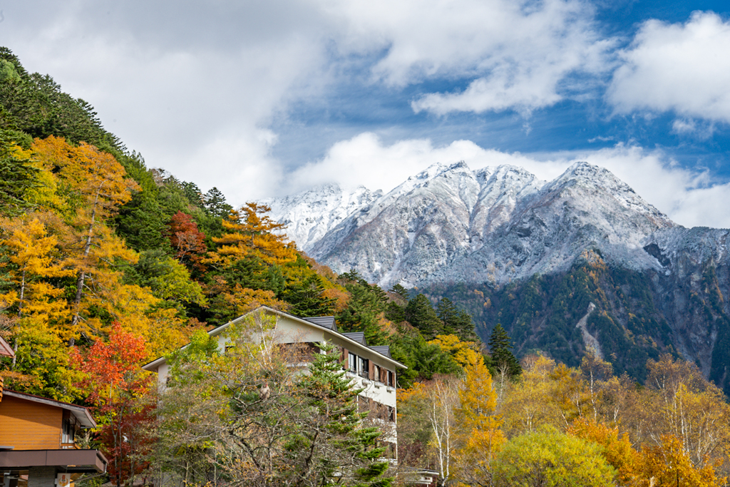 積雪の明神岳と上高地の紅葉