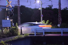 踏切を駆け抜ける光の残像