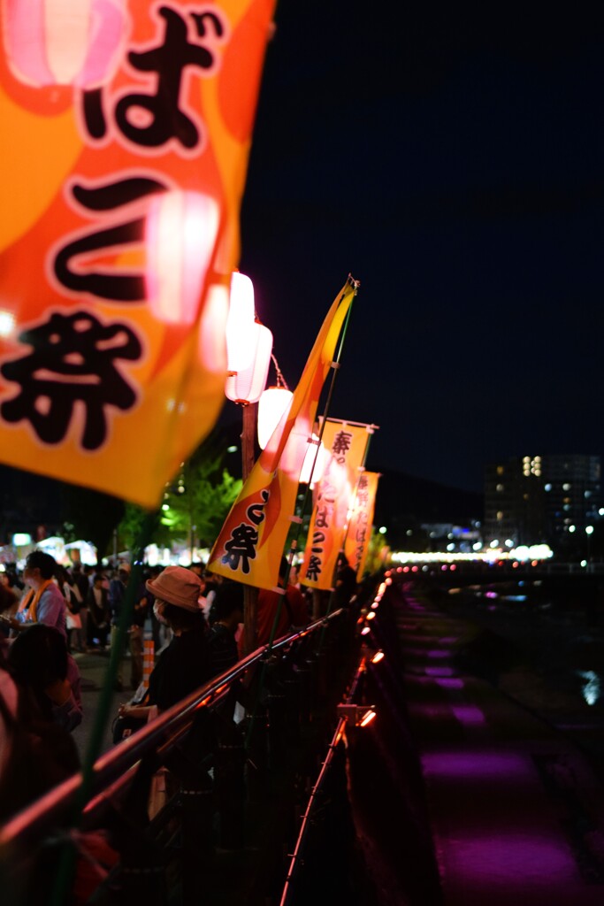 喧騒へと続く道