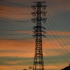 夕暮れの送電線