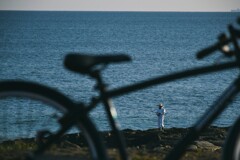 白い釣り人、青い海