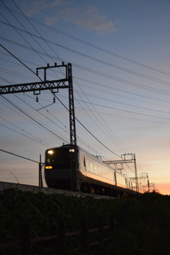 夕暮れに染まる列車