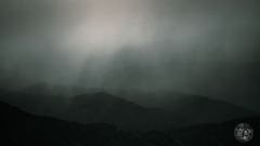 山の中のどんよりした天気