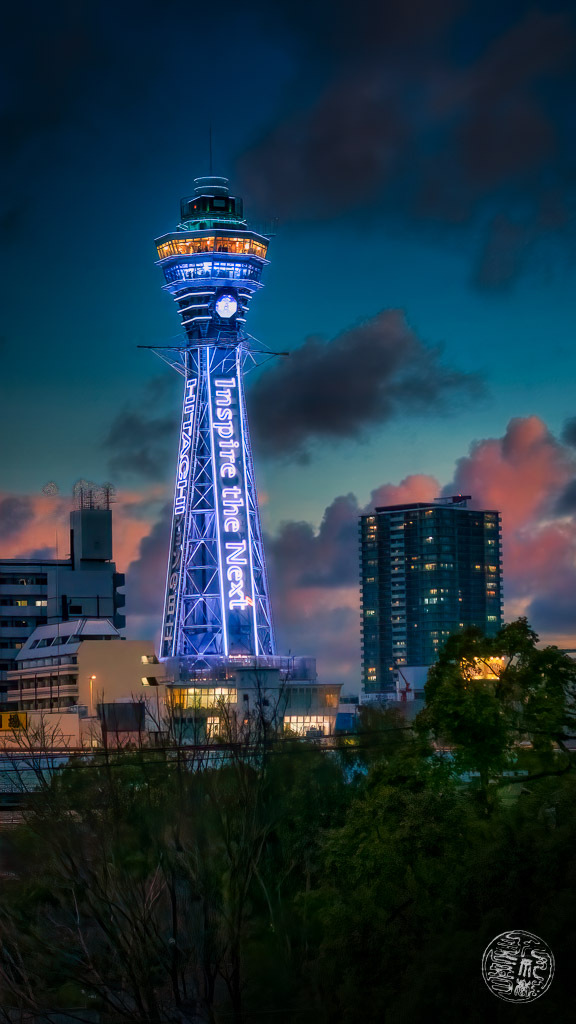 ライトアップされた塔