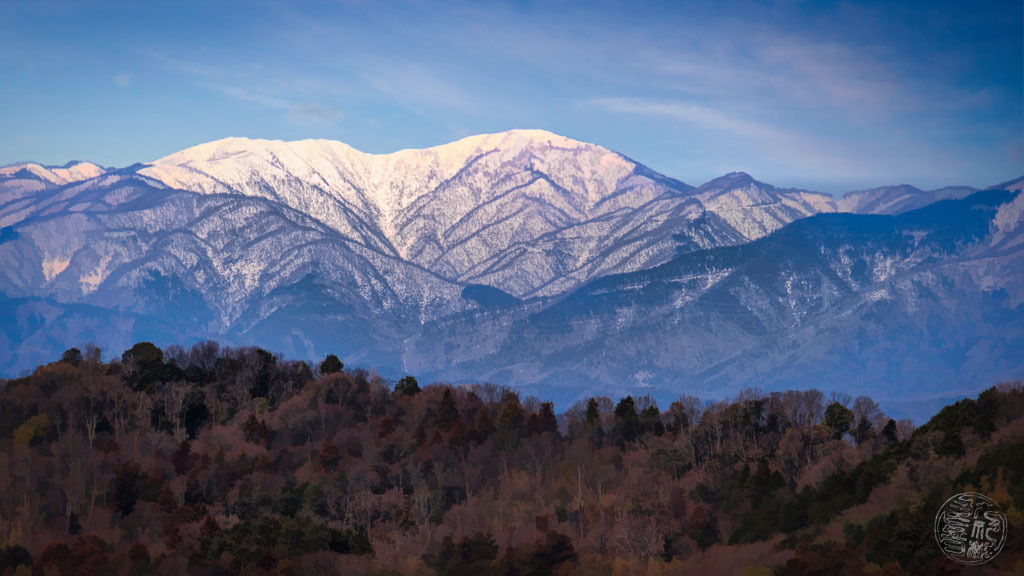 最大の湖を囲む素晴らしい山々