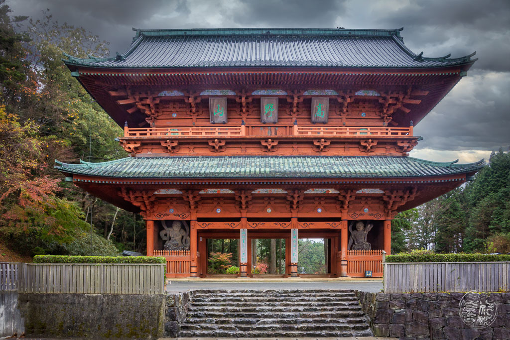 素晴らしく神聖な場所への壮大で神聖な入り口