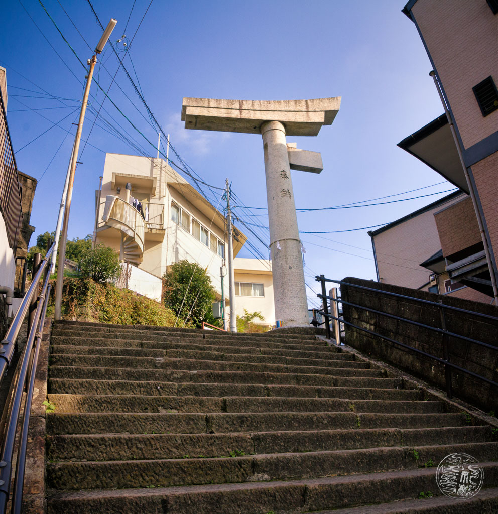 鳥居の一部は残虐行為を生き延びた