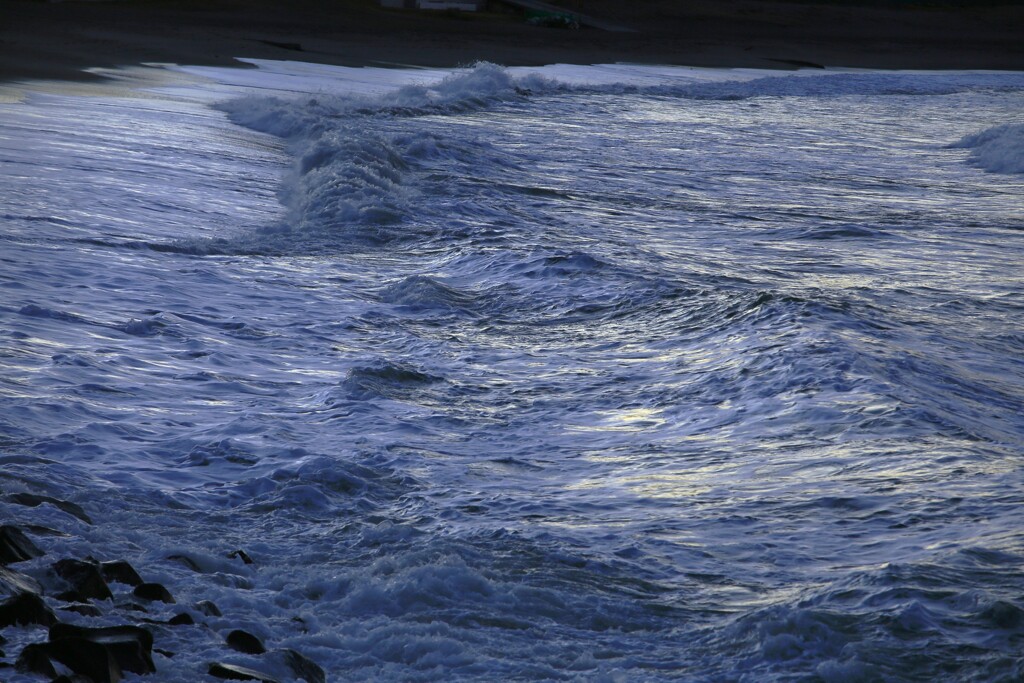 夜明けの荒れる海