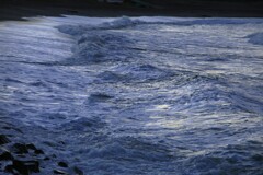 夜明けの荒れる海