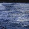 夜明けの荒れる海