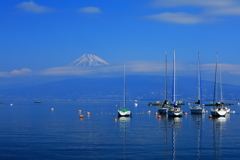ヨットハーバーに浮かぶ富士