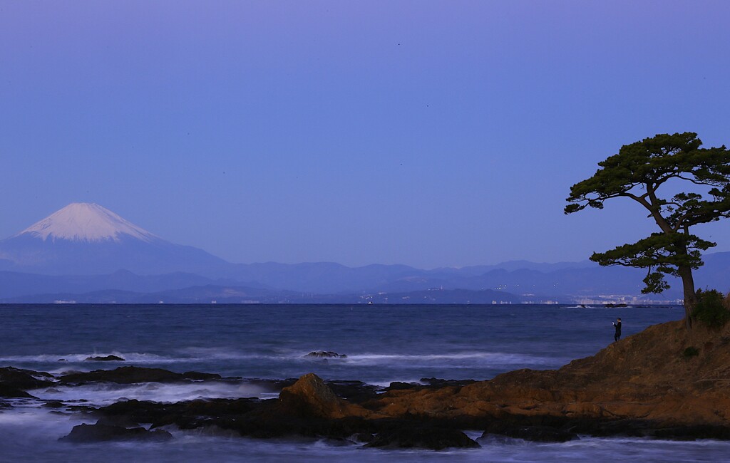 夜明けの富士と海
