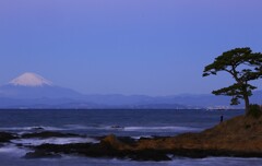 夜明けの富士と海