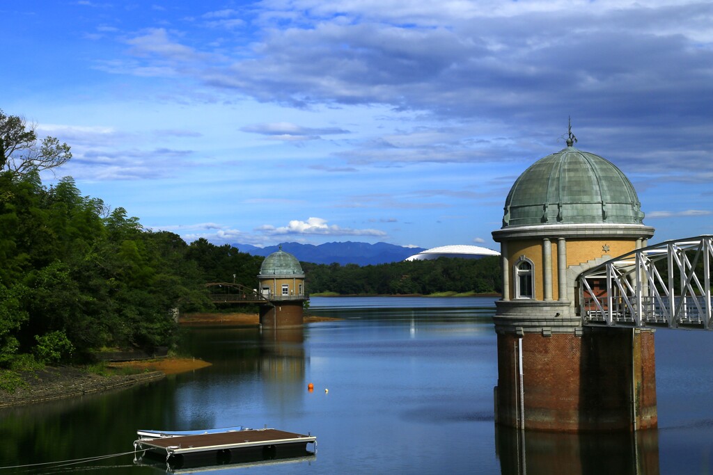 ベルーナドームと取水塔