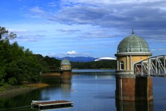 ベルーナドームと取水塔