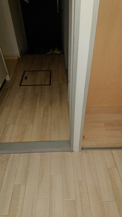 アパートの床  貼り直します