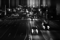 夜の道、走る車