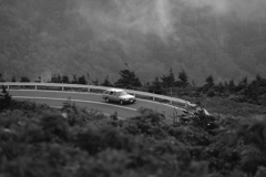 峠道を走る車