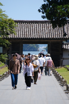 門を抜けて