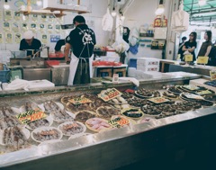 寺泊魚の市場通り