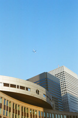 都庁と飛行機