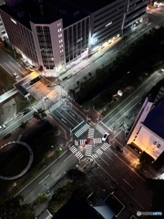 見下ろす夜の交差点