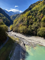 秋彩の渓 〜エメラルドの流れ〜