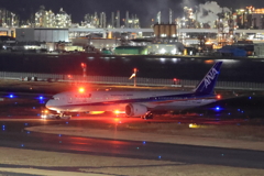 美しい工場夜景をバックに