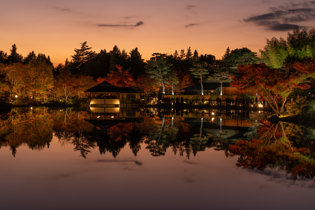 夕暮れの日本庭園