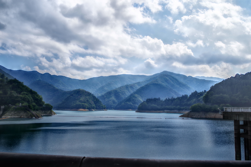奥多摩湖 水と緑のふれあい館側より