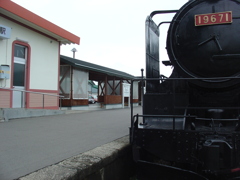 愛の国から幸福へ（愛国駅）