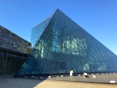 ガラスのピラミッド