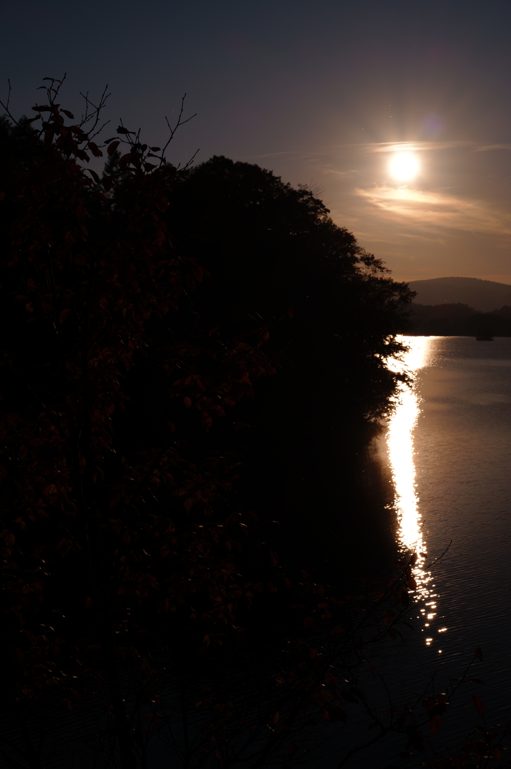 湖に反射する夕日
