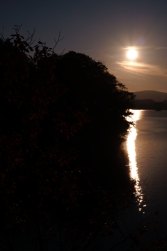 湖に反射する夕日