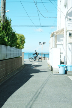 路地から見える海