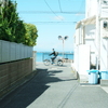 路地から見える海
