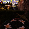 灯りの元に花