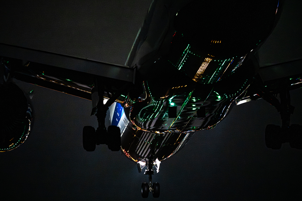 伊丹空港　夜の到着便
