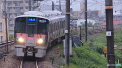 山陽を走り抜ける227系。