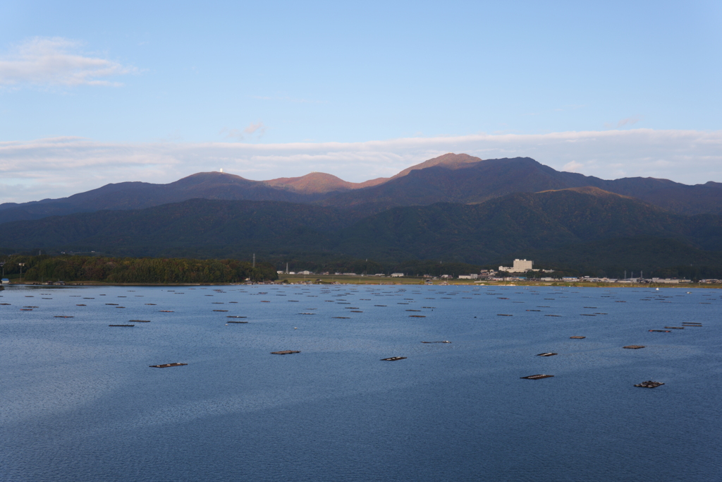 加茂湖と妙見山