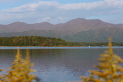 加茂湖と妙見山2