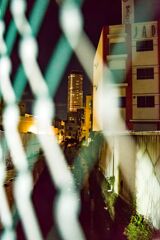 フェンス越しのマンション