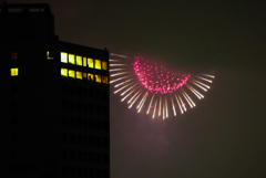 雲で隠れた花火