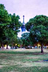 大きな塔がちらり