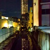 マンションと川