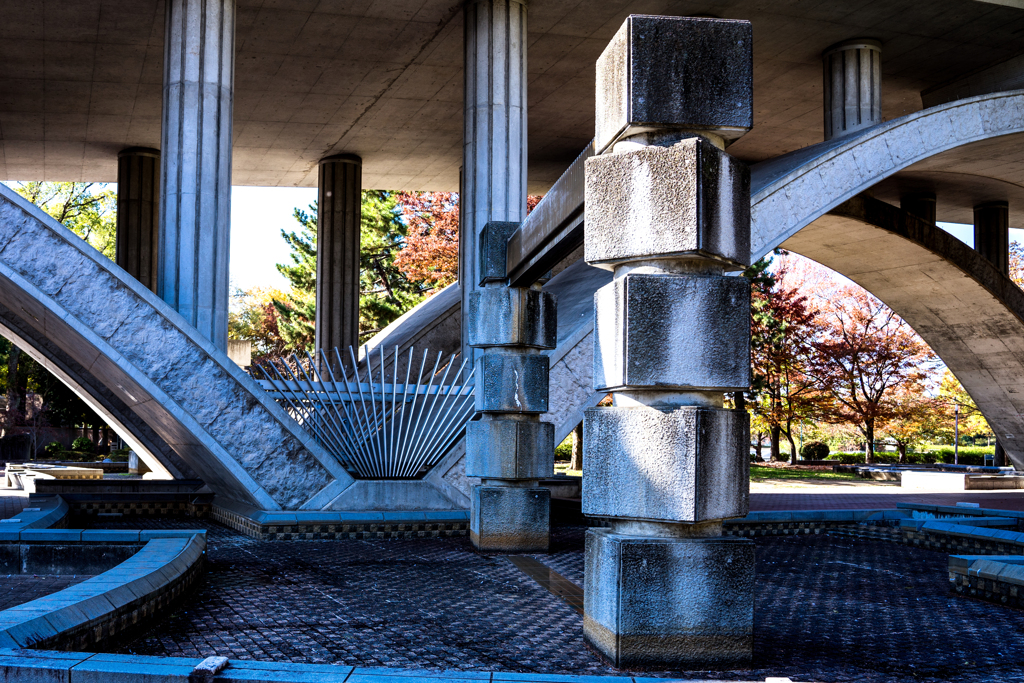 橋の下のオブジェ