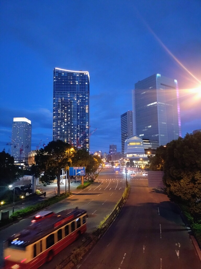 夜を走る